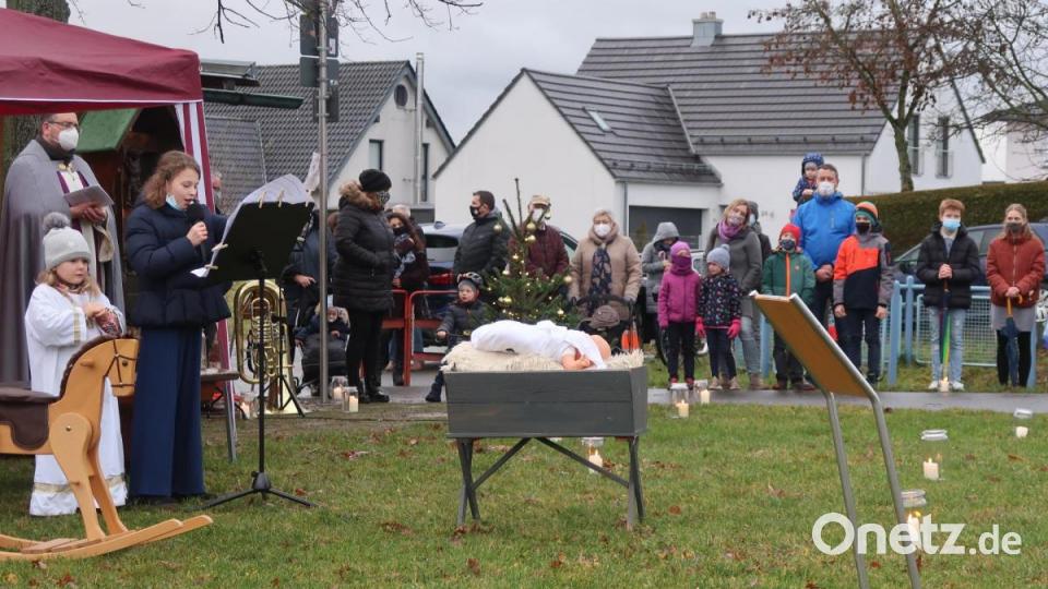 In diesem Jahr brachte die Kirche das Krippenspiel, wie hier in den Krummen Äckern, zu den Menschen. Dreimal feierte Pfarrvikar Achim Dittrich mit Gläubigen im Sprengel. Bild: uz