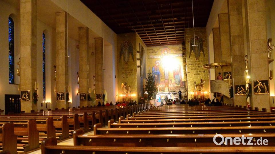 Ein trauriger Anblick. Nur 40 Kirchenbesucher verfolgten am Heiligen Abend die Krippenfeier in der Herz-Jesu-Kirche. Bild: uz