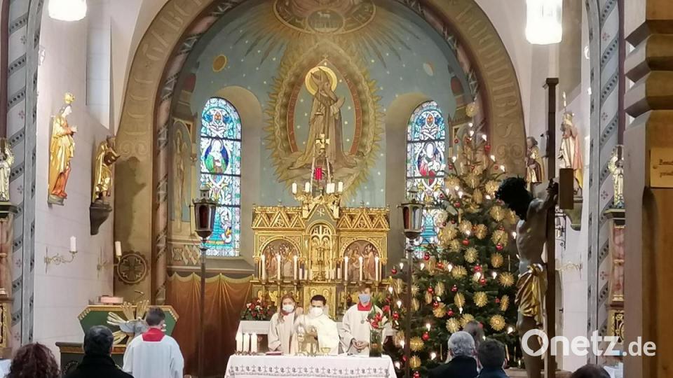 Ein Festgottesdienst fand am ersten Weihnachtsfeiertag in der St. Nikolauskirche in Unterauerbach statt, die in diesem Jahr den 100. Weihetag feierte. Bild: ga