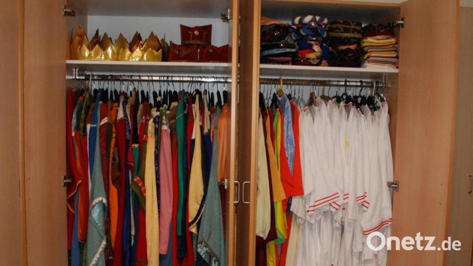 Der mehrteilige Kleiderschrank im Waldecker Pfarrhaus mit den prunkvollen Gewändern der Sterndeuter, der Weisen und der Könige. Bild: cvl