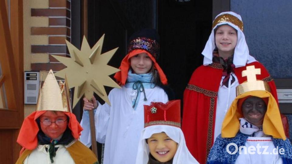 Auf den Straßen werden dieses Jahr keine fröhlichen Sternsingergruppen unterwegs sein, die den Segen in die Häuser und Wohnungen tragen und für Kinder in Not Spenden sammeln. Archivbild: cvl