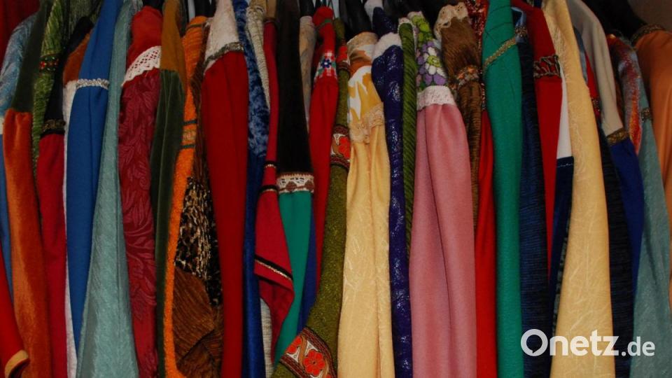 Der mehrteilige Schrank und seine Schätze: Kleider in kräftigen Farben, Umhänge mit aufwändigen Schärpen und Kordeln. Bild: cvl