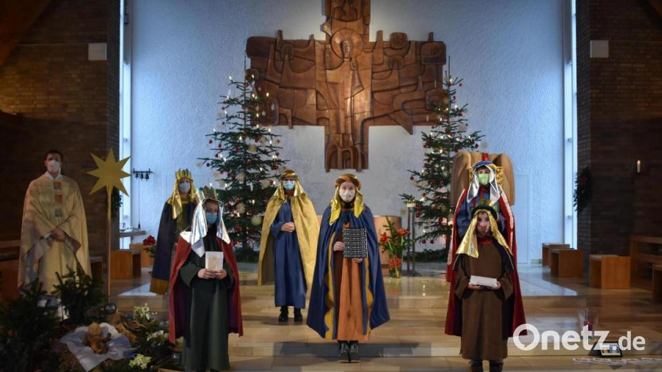 In der Pfarrei Dürnsricht-Wolfring werfen die Sternsinger Segenspäckchen mit Aufklebern in die Briefkästen – zusammen mit einem Überweisungsträger und der Bitte um eine Spende. Bild: Florian Schießl/exb