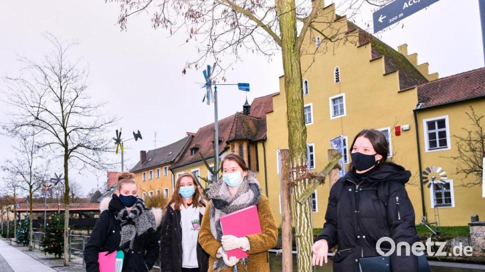 Christina Welnhofer (rechts) erläutert das Konzept des Teams "Trimm-dich-Pfad" am Startpunkt, daneben ihre Teamkolleginnen Fiona Windisch, Fiona König und Hanna Kneißl Bild: Peter Ringeisen/exb