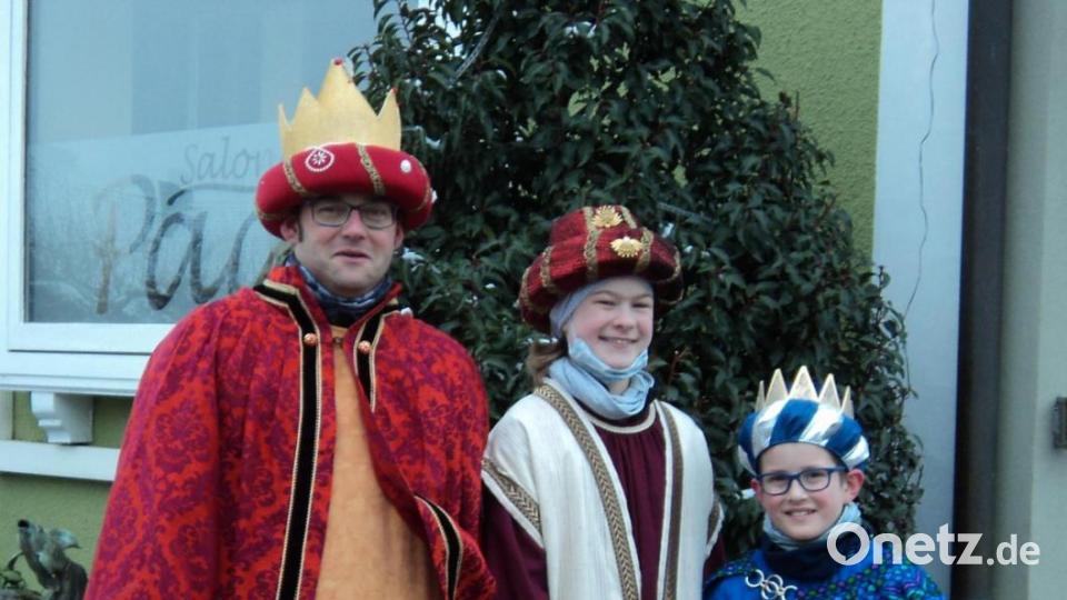 Zusammen mit den Eltern ziehen die Sternsinger in Schwarzenfeld von Haus zu Haus. Bild: ksi