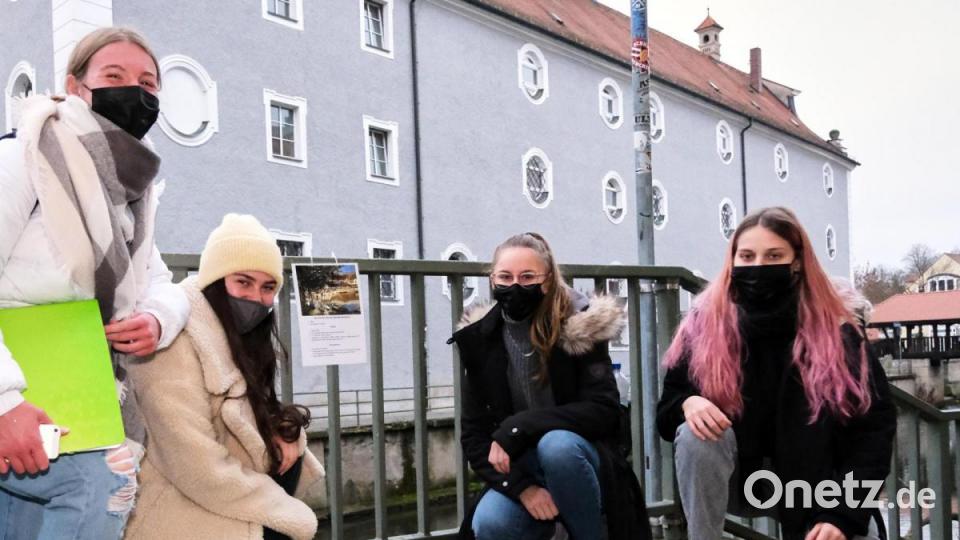 Das "Fluss-Kunst"-Team mit einem der ausgestellten Gemälde (von links): Svenja Schwirzer, Leonie De Luca, Nina Kemmeter und Sophia Grabinger. Bild: Peter Ringeisen/exb