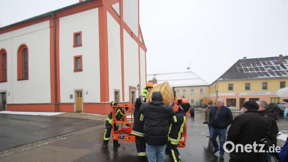 Auch der Turmknopf musste abgenommen werden. Bild: amö