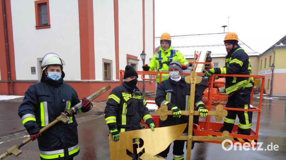 Rettungsaktion in Winklarn: Wetterfahne und Kreuz mit Verankerungsstange sind geborgen. Bild: amö