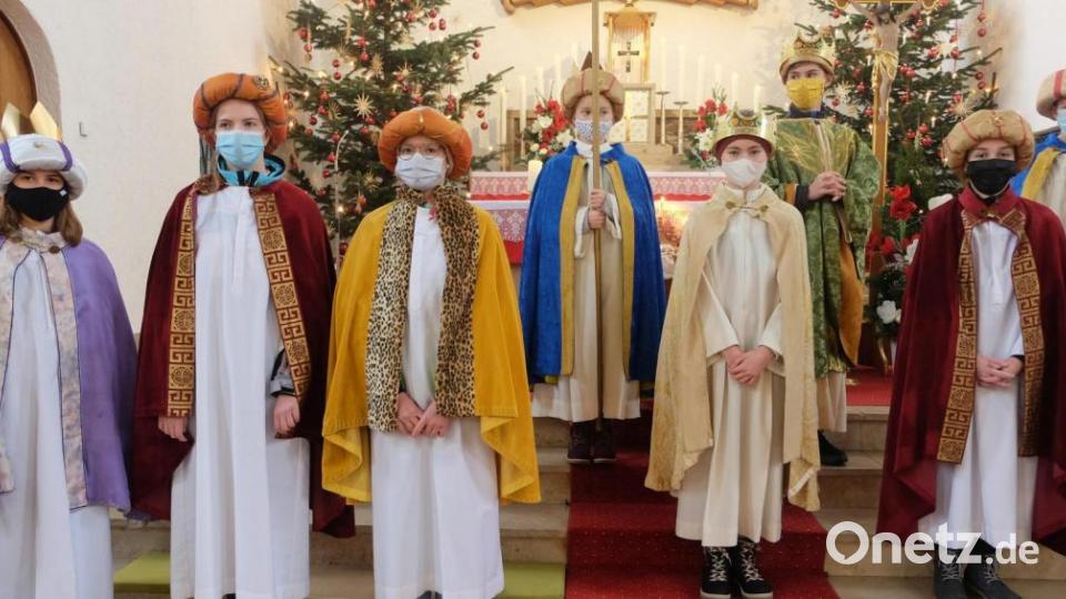 Die Sternsingeraktion 2021 steht unter dem Motto „Kindern Halt geben – in der Ukraine und weltweit“. Heuer läuten die Ministrantinnen und Ministranten der Pfarrei Stulln nicht an der Tür. Sie werfen gesegnete Aufkleber in den Briefkasten.- ohne Kontakt mit den Bewohnern. Bild: ohr