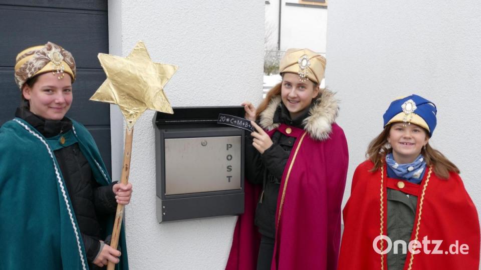 Geschwister sind in Unterauerbach von Haus zu Haus unterwegs und schreiben den Segensspruch an die Häuser. Bild: ga