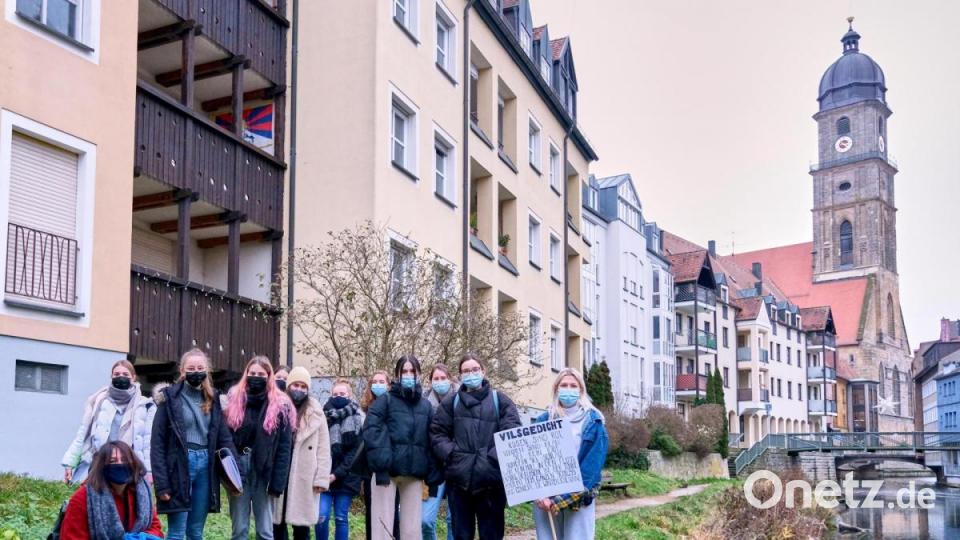 Das ganze P-Seminar Kunst mit der Kursleiterin, Diplom-Malerin und Grafikerin Veronika Thomann (links) Bild: Peter Ringeisen/exb