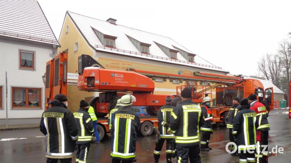 Die Einsatzkräfte der Feuerwehr Winklarn und Firma Süß stehen nach getaner Arbeit zusammen. Bild: amö