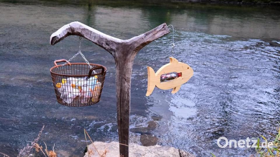 Ökologisches Gleichgewicht? Plastikmüll auf der einen Seite, auf der anderen Seite ein Fisch, der eine ganze Flasche verschluckt hat - ein Objekt der Gruppe "Fluss-Skulptur". Bild: Peter Ringeisen/exb