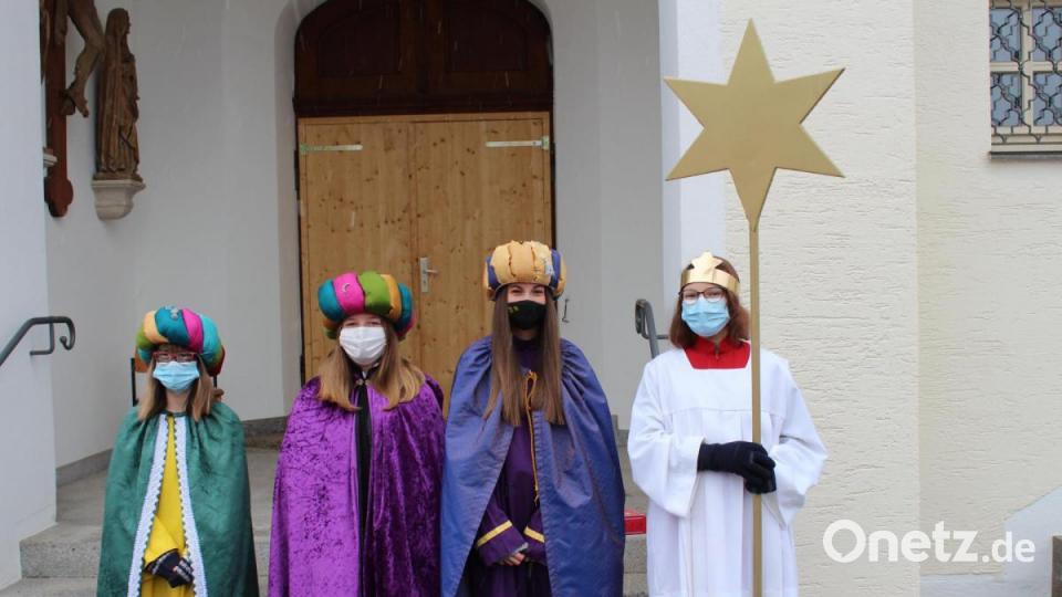 Coronakonform kamen die Sternsinger mit Masken auf den Tiefenbacher Kirchplatz. Bild: nis