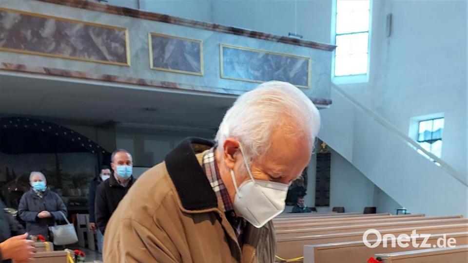 Kreisheimatpfleger Ludwig Berger aus Oberviechtach übernimmt Banderolen zur Beschriftung der Türen mit dem Dreikönigsspruch. Bild: mp