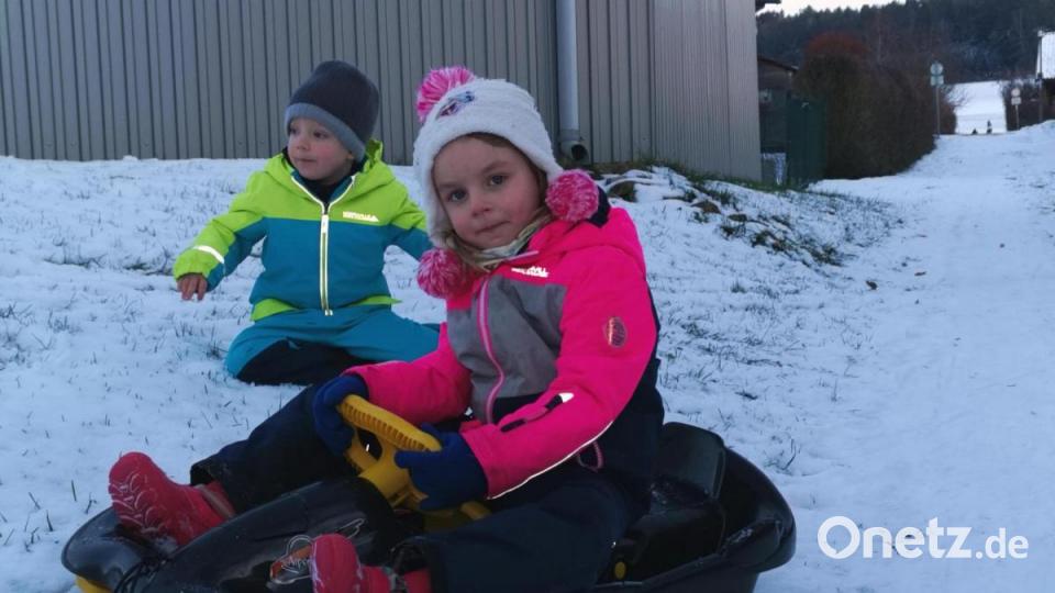 Im Ziel: Hannah und Vincent haben Spaß beim Schlittenrennen. Bild: Portner