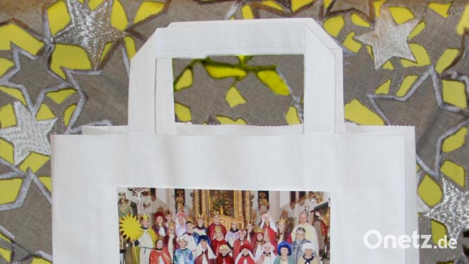 Diese &quot;Sternsingertüten&quot; stehen für die Pfarrangehörigen in der Kirche Niedermurach zum Mitnehmen bereit. Bild: boj