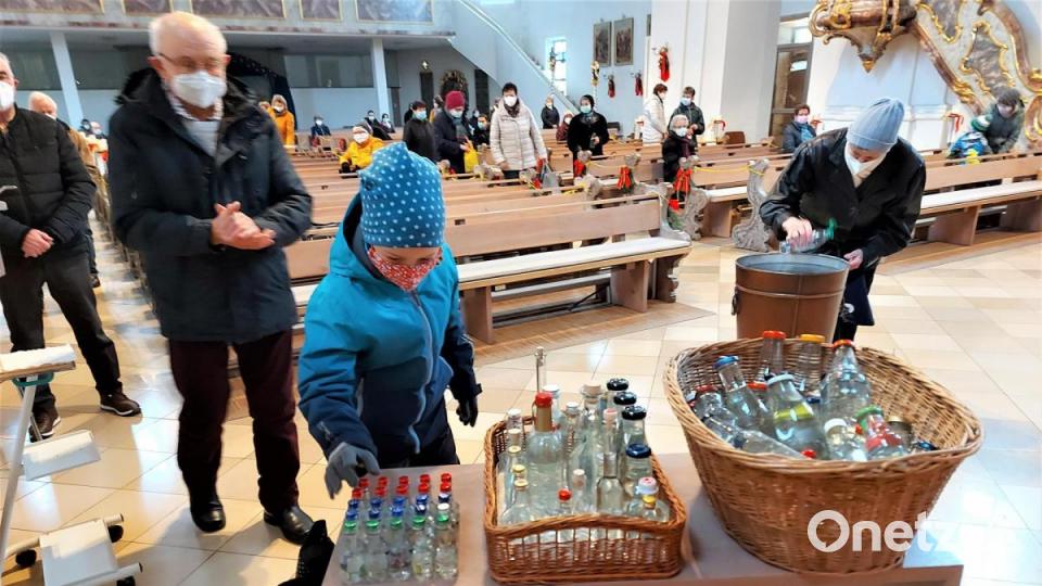 Das geweihte Wasser, das bereits in kleine Fläschchen abgefüllt war, wurde in Oberviechtach von den Gläubigen nach dem Gottesdienst unter Einhaltung der Abstandsregeln am Altarraum abgeholt Bild: lg
