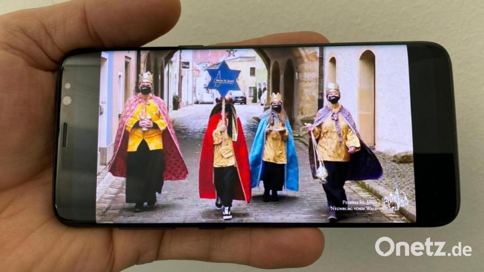 In der Pfarrei Neunburg kommen die Sternsinger per Youtube-Video, beispielsweise auf dem Smartphone, zu den Gläubigen. Bild: cv