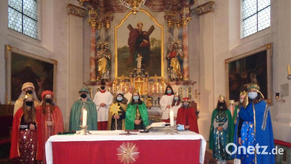 In ihren Prunkgewändern – die Geschwister beieinander – boten die Sternsinger am Altar ein schönes Bild. Pfarrer Eugen Wismeth stellte das Hilfsprojekt Ukraine in den Mittelpunkt. Bild: amö