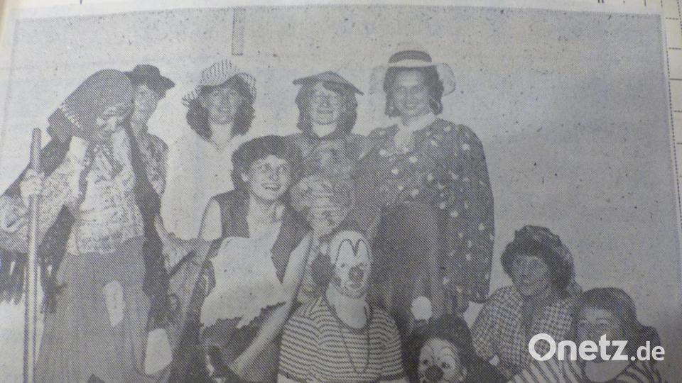Der erste Fasching am 20. Feburar 1981 in der Pfreimdtalhütte, Tanzmühle und das erste gemeinsam Foto nach der Gründung. Bild: sl (Archiv)