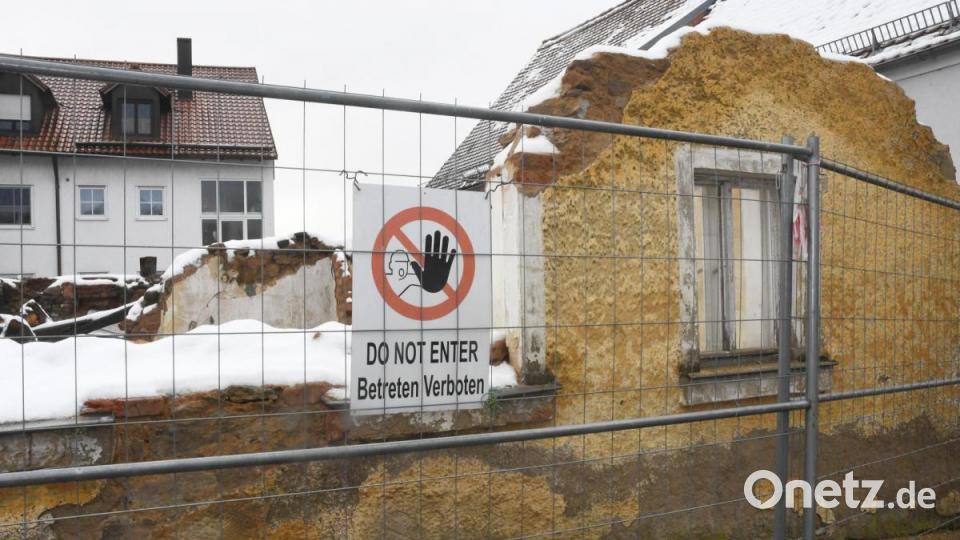 &quot;Betreten Verboten&quot; heißt es unmissverständlich vor den Mauerresten des weitgehend abgetragenen denkmalgeschützten Hauses in der Freyung in Neustadt. Bild: Gabi Schönberger