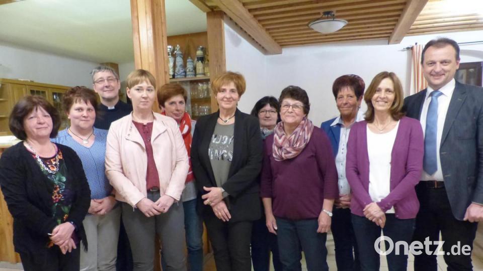 Der aktuelle Vorstand. Vorsitzende ist Martina Maier (Sechste von links). Bild: sl (Archiv)