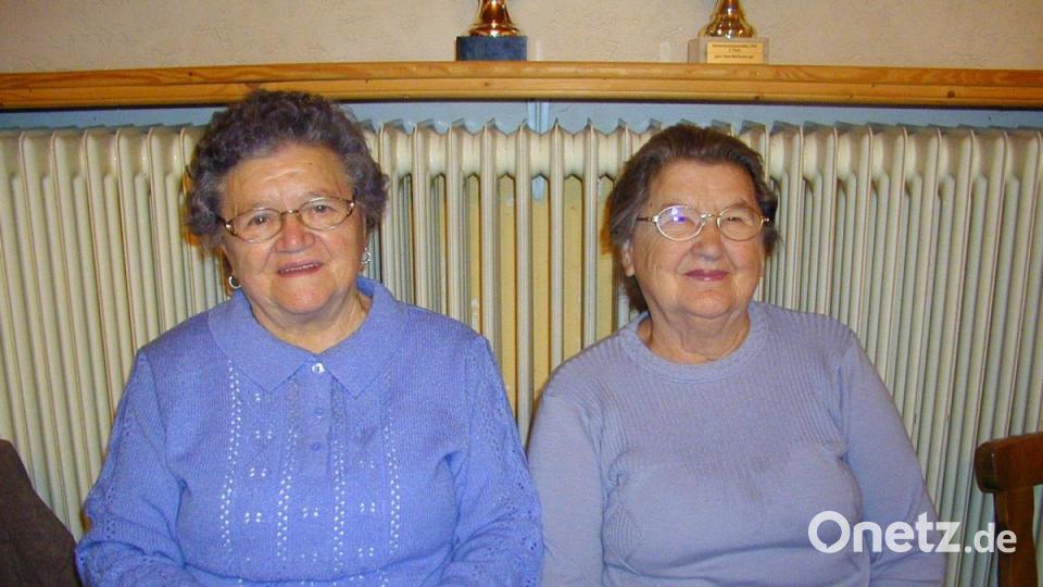 Die ehemaligen Vorbeterin des Rosenkranzes Barbara Saller und Barbara Betz (von rechts). Bild: sl (Archiv)