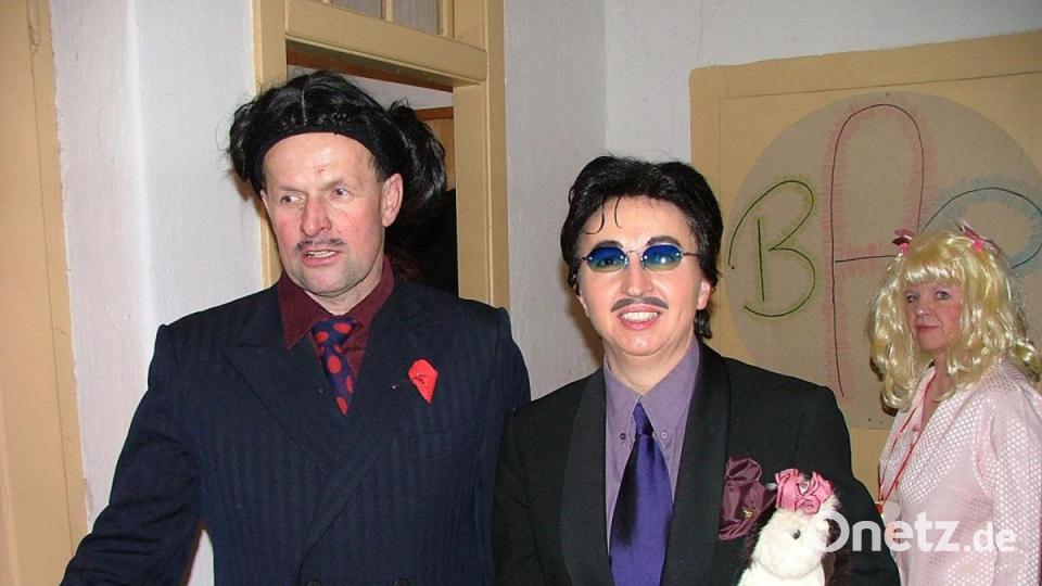 Als Moshammer wetteiferten der ehemalige Pfarrgemeinderatsvorsitzende Hans Schönberger mit Vorsitzender Sieglinde Schärtl (2004) Bild: sl (Archiv)