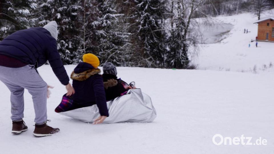 In Mehlmeisel rutschten Wintersportler auch mit Planen die Piste hinunter. Bild: bkr