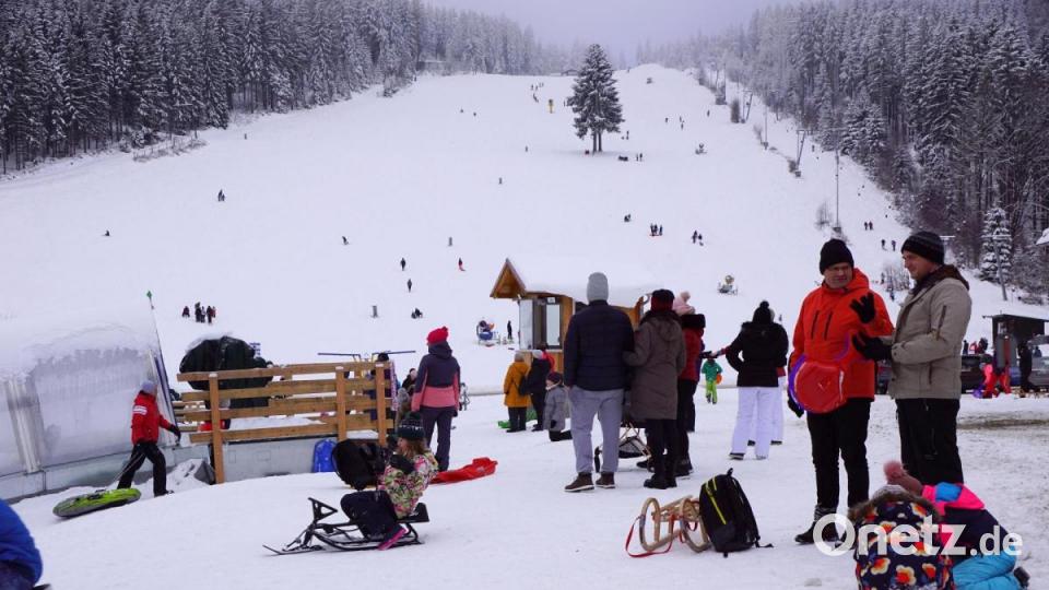 Am Klausenlift in Mehlmeisel waren am Wochenende vor allem Familien zu sehen. Bild: bkr