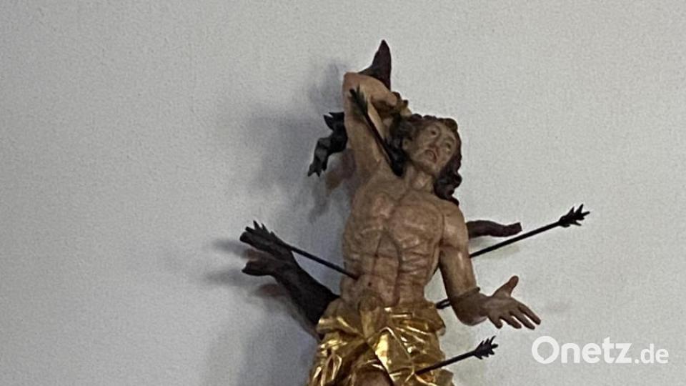 Der Patron der Kirche: Die aus Holz geschnitzte Figur zeigt den angebundenen Heiligen von mehreren Pfeilen getroffen. Bild: cr