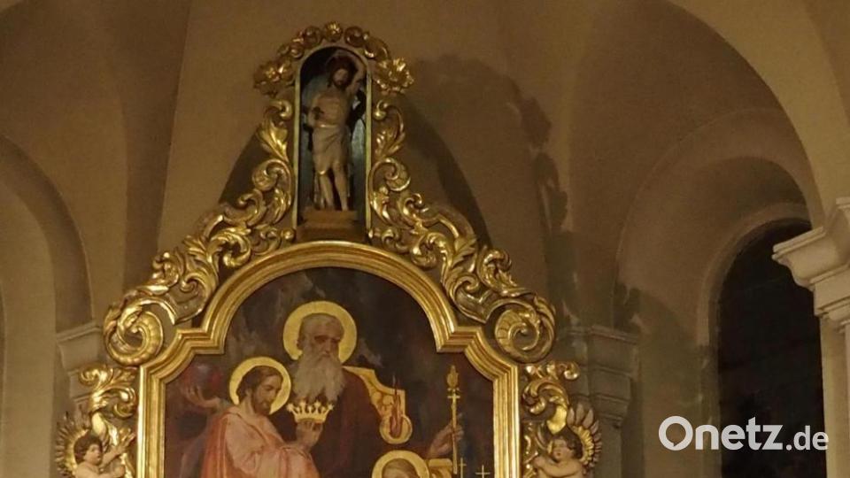 Das Altarbild von St Sebastian in Weiden. An der Spitze die Figur des Hl. Sebastian. Bild: cr