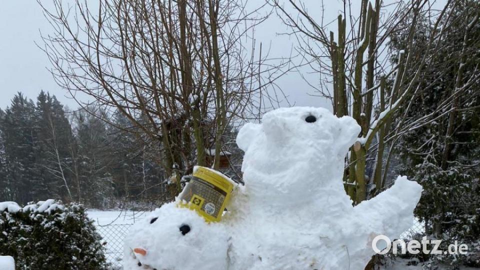 Auf dem Schlitten vor gleich zwei Schneemännern stellt sich die kleine Valentina der Fotografin. Bild: Florina Bizau/exb