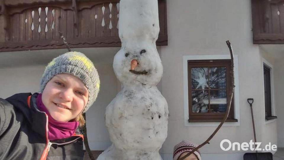 Den galaktischen Schneemann in Waldturn haben Karin Klebers 11-jährige Tochter Sophia und ihre 5-jährige Schwester Anna alleine gebaut. Bild: Karin Kleber/exb
