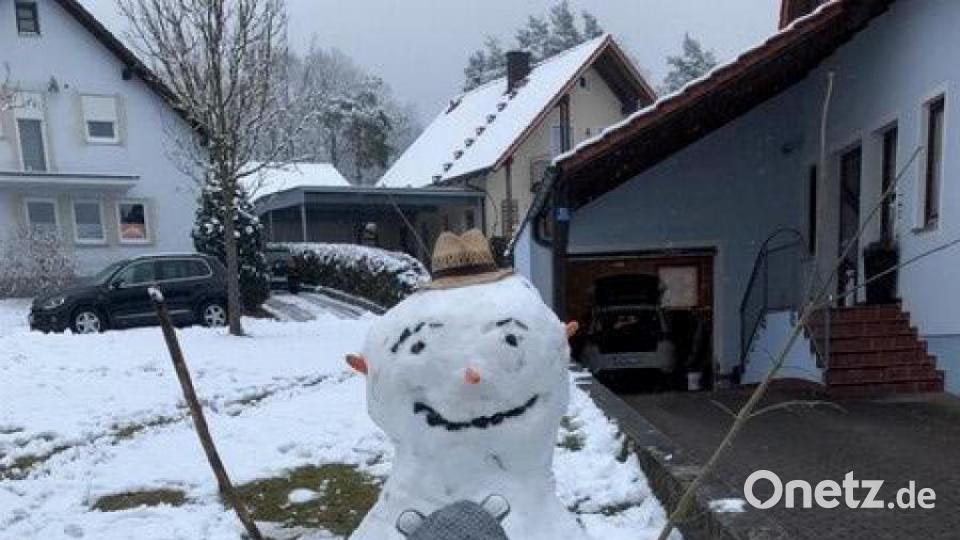 Der fünfjährige Valentin und sein Papa haben ihrem Schneemann in Irchenrieth einen Strohhut aufgesetzt. Bild: Stefanie Ram/exb