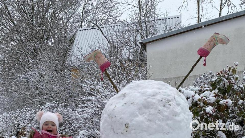 Das Jahr 2020 war anders als sonst. Daher steht der etwas andere Schneemann von Elena (2) und Papa Robin in Neustadt am Kulm Kopf. Bild: barbara.sachers/exb
