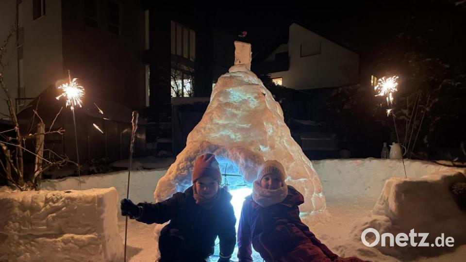 Mail kam von wilhelm-sven@web.de
Die Schneeburg mit Mauer und Sternspeiern ist das winterliche Spielzimmer von Greta, Franz und Paul
in Letzau. Bild: Wilhelm Sven/exb