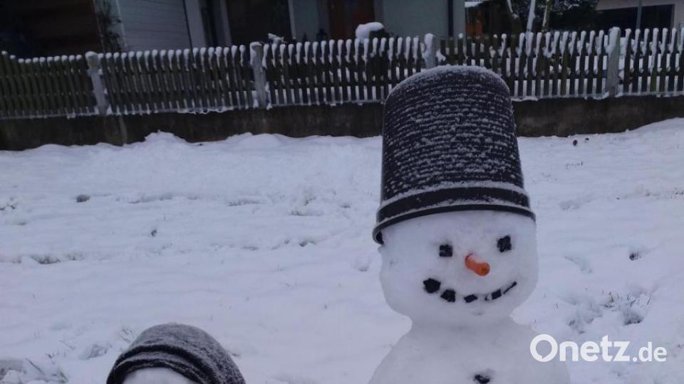 Schneefrau und Schneemann haben die Töchter von Sieglinde Treml mit zwei ihrer Enkel in Püchersreuth gebaut. Bild: Sieglinde Treml/exb