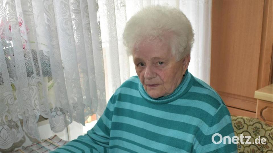 Maria Hutzler ist nun fast 83 Jahre alt. Sie blättert gern im Faschingsalbum und denkt an die lustige Zeit zurück. Bild: rgr