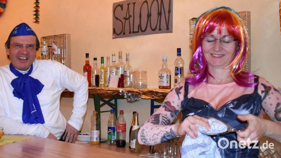 Pfarrer Bernhard Müller und Gemeindereferentin Christine Gößl in der Bar. Archivbild: rgr