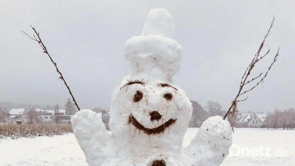 Über zwei Meter misst der Schneemann der beiden vierjährigen Leonie und Hannes, die ihn zusammen mit ihren Papas Mario und Markus zur Freude vieler Kinder und Spaziergänger in Weiden in Richtung Almesbach gebaut haben. Bild: Markus Szega/exb
