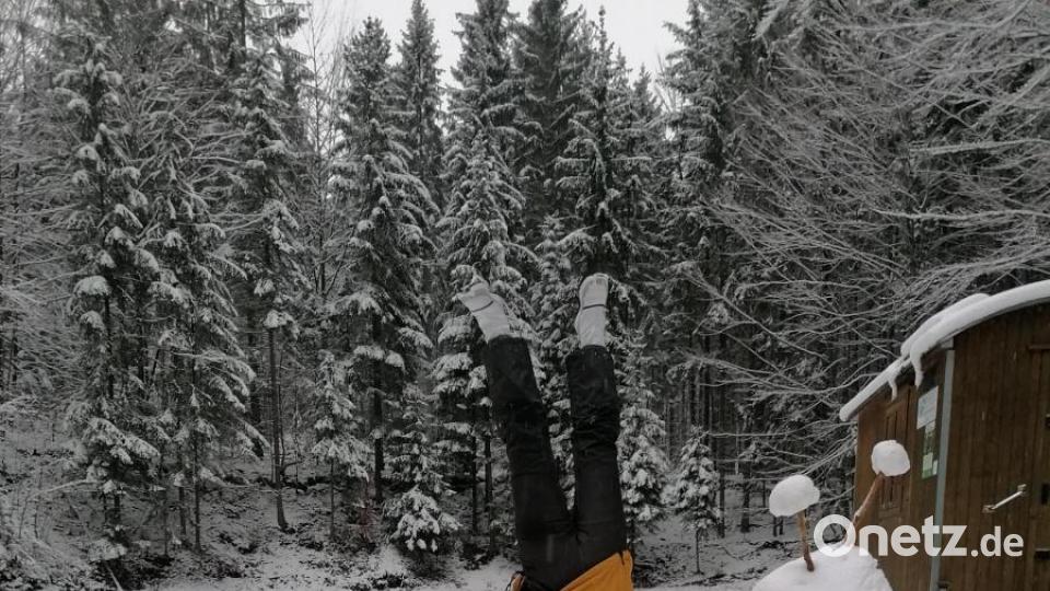 Die Welt steht nicht nur für die 13-jährige Marie Troppmann Kopf im Schnee im Hessenreuther Wald. Bild: Barbara Ruf-Troppmann/exb