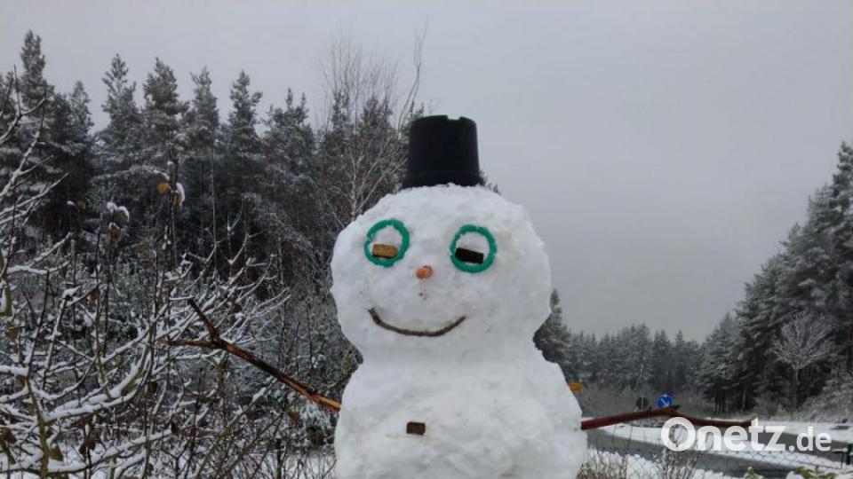 Laura (6), Lukas (4) und Jonas (1) haben in Weiherhammer zusammen mit Papa Presche einen Schneemann aufgerichtet, der mehr als doppelt so groß ist wie die Kinder. Bild: Dominikus Presche/exb