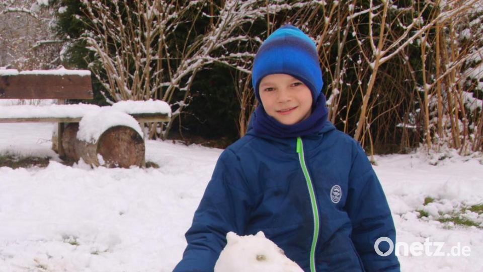 Toni Simmerl (9) spielt mit seinem Schneehund zu Hause in Remmelberg. Bild: Ulrike Simmerl/exb