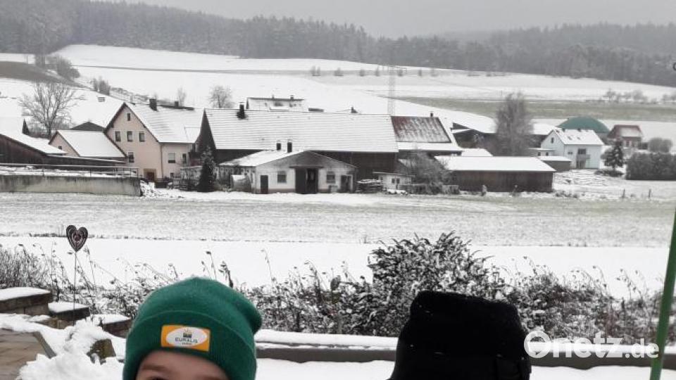 Simon (8) hat mit Hilfe von Mama Petra Frischholz einen eisigen Freund mit Hut und Schal in Lückenrieth geschaffen. Bild: Petra Frischholz/exb