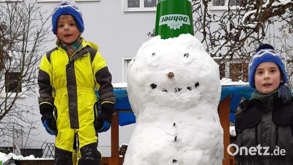Etwa 1,80 Meter groß ist der grinsende Schneemann, den Maximilian (8), Felix (6) und Paul (3) mit Hilfe von Mami und Papi Schaffer unter der Aufsicht von Brüderchen Georg (1) gestaltet haben Bild: Markus Schaffer/exb