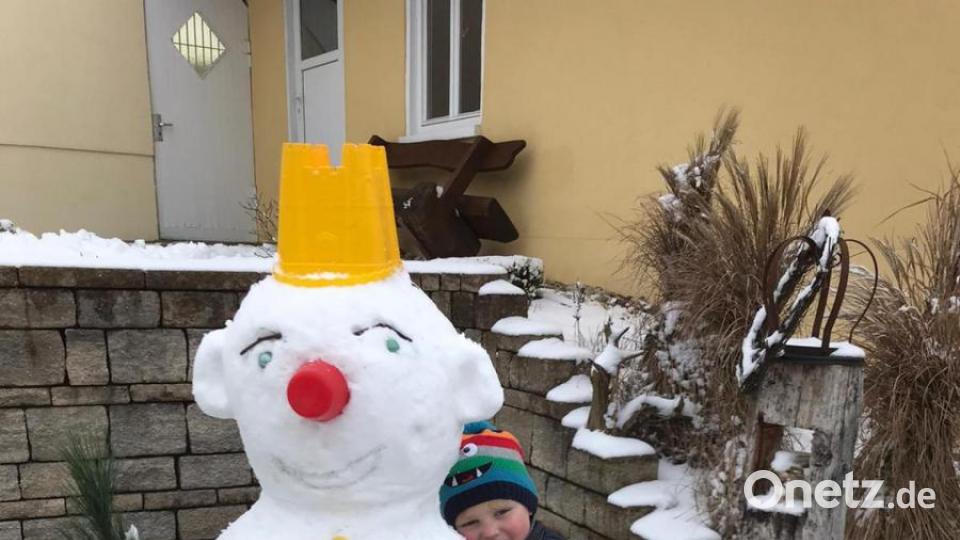 Hannes hat seinen Freund, den Schneemann im Garten von Opa Anton Bäuml in Vohenstrauß sehr lieb. Bild: Anton Bäuml/exb