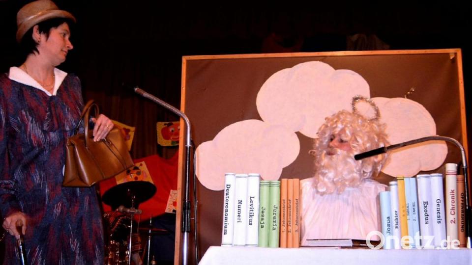 Ingrid Knodt und Anita Stauber (als Petrus) brachten ihr Publikum 2004 zum Lachen. Archivbild: rgr