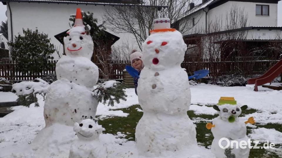 Die Schneemannfamilie mit Dackel Lumpi in Pleystein hat Johanna (5) zusammen mit Papa Markus Völkl und Onkel Berti Völkl gebaut. Bild: Berthold Völkl/exb